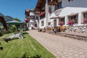 A garden outside Apartments Christa App A