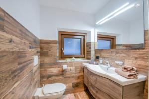 A bathroom at Apartments Christa App A