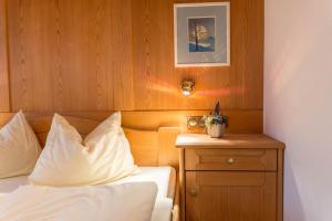 A bed or beds in a room at Apartments Christa App A