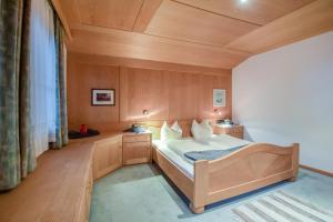 A bed or beds in a room at Apartments Christa App A