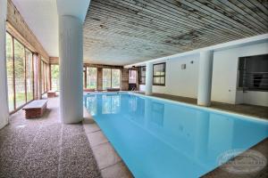 Bazén v ubytování APPARTEMENT AVEC ACCES PISCINE ET WIFI - SAINT JEAN D'AULPS STATION - 4 PERSONNES -COFI S37 nebo v jeho okolí