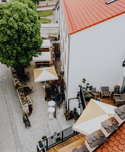 an overhead view of a patio with umbrellas and tables at Der Postwirt in Kipfenberg