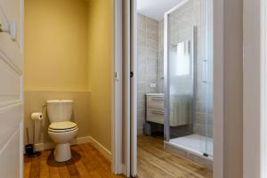 Un baño con inodoro y ducha de cristal. en En plein centre, jolie maison pour 6 avec jardin, en Beauvoir-sur-Mer 29 fotos más