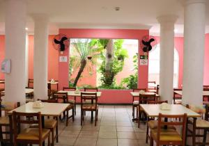 מסעדה או מקום אחר לאכול בו ב-Ibericas Praia Hotel