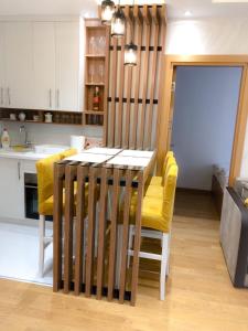 een keuken met een eettafel en gele stoelen bij s23 green in Zlatibor