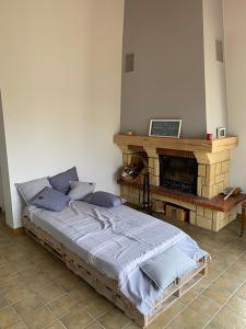 Ένα ή περισσότερα κρεβάτια σε δωμάτιο στο Maison pour 10 avec jardin près de la mer