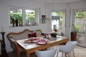 comedor con mesa de madera y sillas en Bed & Breakfast Bodensee mit Herz en Stockach