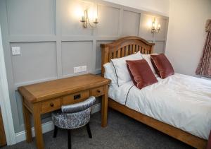 
A bed or beds in a room at The Yew Tree Inn
