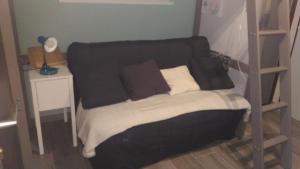 Un dormitorio con una cama con una manta blanca y negra. en Studio centre Carroz CA210, en Les Carroz d'Araches