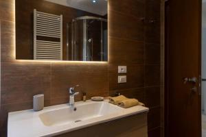 ein Bad mit einem Waschbecken und einem Spiegel in der Unterkunft Casa Plauto con appartamento grande in Bellaria-Igea Marina