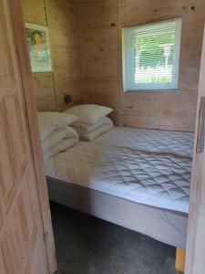 En eller flere senge i et værelse på Løgstør Camping