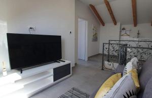 ein Wohnzimmer mit einem großen Flachbild-TV in der Unterkunft Villa Panorama in Omiš