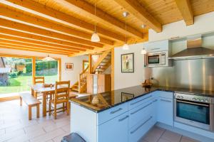 ナンダにあるChalet Yokangaのテーブルとダイニングルームのあるキッチン