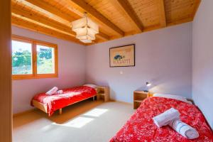 ナンダにあるChalet Yokangaの木製の天井が特徴のベッドルーム1室(ベッド2台付)