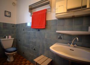 ein Bad mit einem Waschbecken und einem WC in der Unterkunft PE255 Studio 4 pers pieds de piste in Les Carroz d'Araches