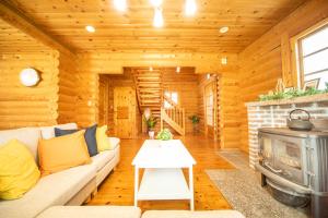 אזור ישיבה ב-Awaji Large Log house in Goshiki