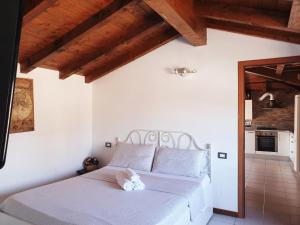 1 Schlafzimmer mit einem weißen Bett und einer Küche in der Unterkunft Leonardo da Vinci / GALEAZZI in Mailand