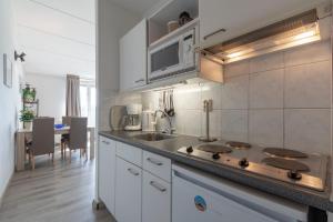 eine Küche mit einer Spüle und einer Arbeitsplatte in der Unterkunft Strandslag appartement 223 - Julianadorp aan zee in Julianadorp
