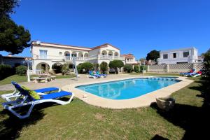 una grande casa con piscina nel cortile di LEON INMO Apartment Denise - 10414 a Empuriabrava