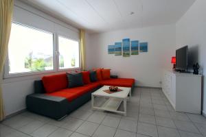 un soggiorno con un divano e un tavolo di LEON INMO Apartment Denise - 10414 a Empuriabrava