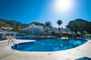 einen Pool in einem Resort mit blauem Wasser in der Unterkunft Hibiscus 69 in Nerja
