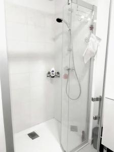 um chuveiro com uma porta de vidro na casa de banho em Appartement à 150m de la grande plage de Sion em Saint-Hilaire-de-Riez