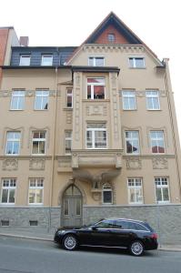 un coche negro estacionado frente a un edificio en Hochwertige Ferienwohnung/zentrumsnahe Lage!, en Reichenbach im Vogtland