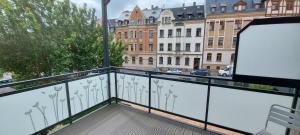 einen Balkon mit Stadtblick in der Unterkunft Hochwertige Ferienwohnung/zentrumsnahe Lage! in Reichenbach im Vogtland