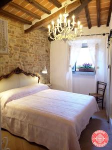 En eller flere senge i et værelse på Borgo Boutique Casa Raffaella 2