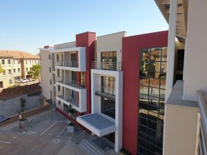 einen Balkon mit Blick auf ein Gebäude in der Unterkunft CAG The View Morningside in Johannesburg