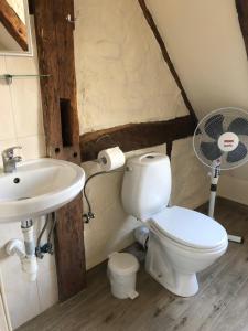 W łazience znajduje się toaleta, umywalka i wentylator. w obiekcie Apartament przy Rynku 2 w mieście Połczyn-Zdrój +9 zdjęć