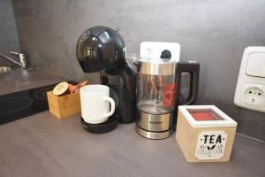 eine Küchentheke mit Kaffeemaschine und Kaffeekanne in der Unterkunft Alpenblick - Modernes Apartment in Ruhelage in Villach + 4 Fotos