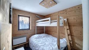 Katil dua tingkat atau katil-katil dua tingkat dalam bilik di MAGNIFIQUE APPARTEMENT REFAIT à NEUF - CALME - 2 Chambres - 6 Personnes - Vue Montagne GRAND CERF 65