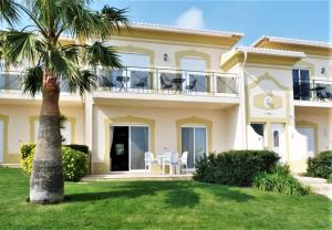 een groot huis met een palmboom ervoor bij Boavista 73 in Lagos