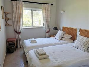 2 Betten in einem Zimmer mit Fenster in der Unterkunft Boavista 73 in Lagos