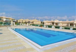 een groot zwembad voor een aantal huizen bij Boavista 73 in Lagos