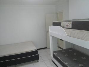 a small room with two bunk beds in it at Apto 1 c piscina e wi-fi a 150 m da praia Mundaí in Porto Seguro
