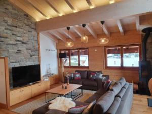 TV a/nebo společenská místnost v ubytování Appartement Nendaz Chardon Bleu