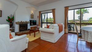 ルースにあるVillas Monte da Luzのリビングルーム(白い家具、暖炉付)