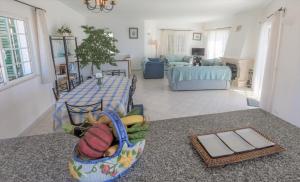 een woonkamer met een tafel met een schaal fruit bij Monte Lemos 29 in Luz