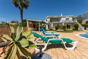 een rij ligstoelen voor een huis bij Monte Lemos 29 in Luz