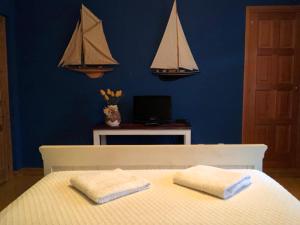 a bedroom with a bed with two sails on the wall at Casa Rural Carmenes in Ribaseca