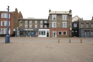 ein leerer Parkplatz vor einem Gebäude in der Unterkunft Modern, Luxurious Two Bedroom Apartment in Great Yarmouth