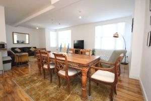 salon z drewnianym stołem i krzesłami w obiekcie Modern, Luxurious Two Bedroom Apartment w mieście Great Yarmouth