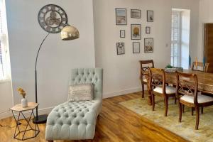 ein Wohnzimmer mit einem Sofa und einem Esstisch in der Unterkunft Modern, Luxurious Two Bedroom Apartment in Great Yarmouth