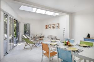 a dining room with a table and chairs at CILAOS Villa de charme les pieds dans l eau in Pornichet