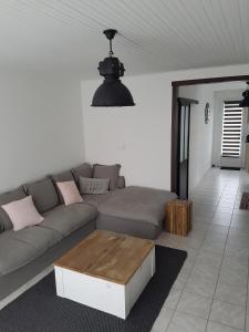 sala de estar con sofá y mesa de centro en Vacances familiales sur l'Île de Noirmoutier, en Barbâtre