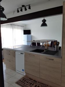 eine Küche mit Spüle und Theke in der Unterkunft 500m de la plage des Boucholeurs - Maison pour 5 in Barbâtre
