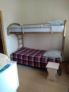 a room with two bunk beds and a bench at Sankt-Peterburg in Peresyp