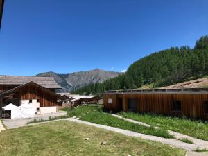 - une vue sur l'extérieur d'un bâtiment dans l'établissement Studio vue piste + parking souterrain privatif inclus, aux Orres 3 autres photos